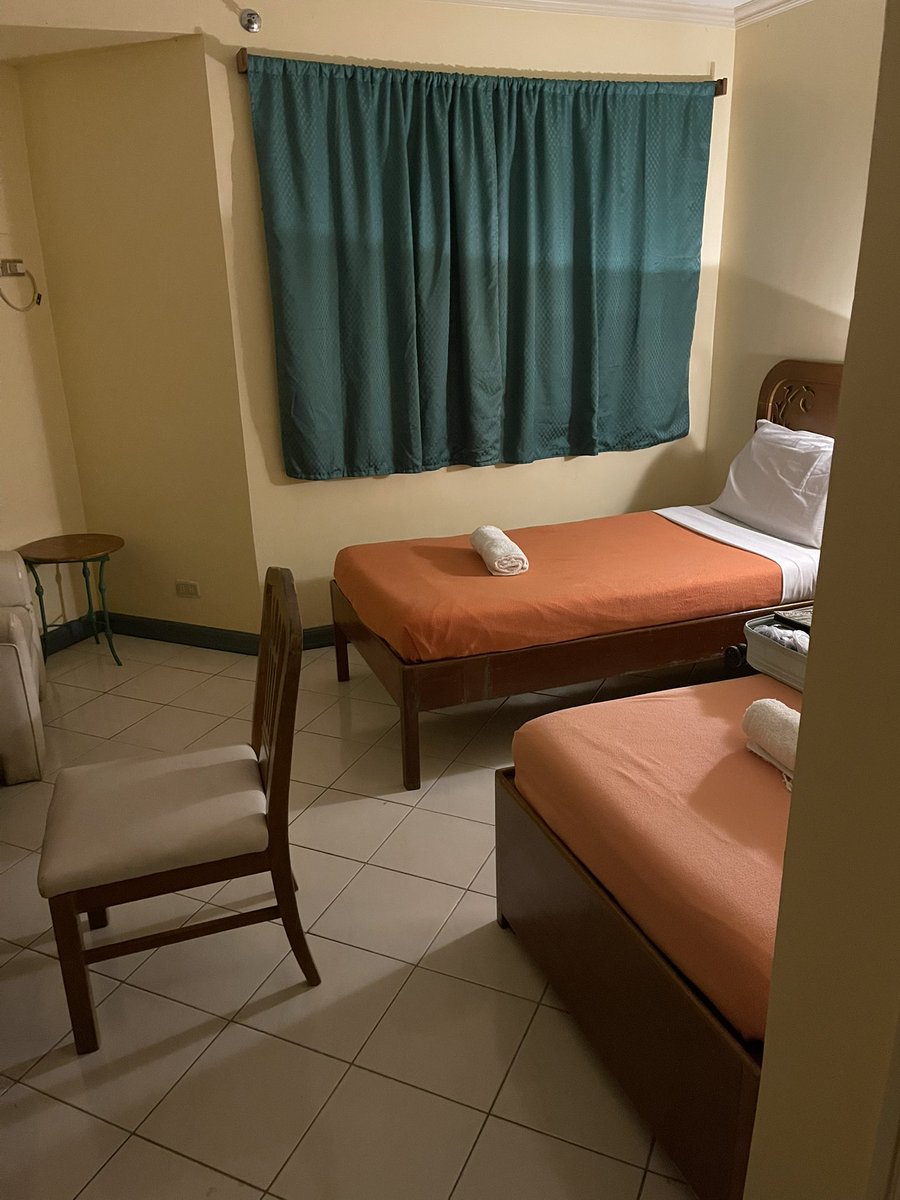 jepoooi's tweet photo. Dalawang bed pero nagso-solo for tonight. Open for invite Bacolod. #alterbacolod #alterbcd https://t.co/Rfe1bkUJgR