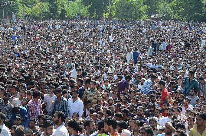 लाखों कश्मीरी पंडित उनकी आँखों के सामने मारे गए, रेप किये गए और भगाए गए।

बुरहान वानी की मौत पर वो लाखों की संख्या में जनाजे में आकर नारे लगाकर पत्थरबाजी करते हैं।

देश के किसी हिंदू, मारवाड़ी को बसने नहीं देते।

और इन सबके बाद तुम्हें लगता है कि उन्हें पहलगाम हमले का दुःख है?