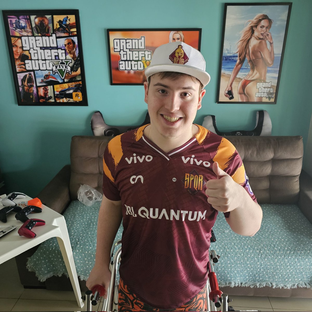 Fala rapaziada estou passando aqui para agradecer a minha mãe <a href="/deize/">deize</a> e ao meu coach e pai @rafavazcurvo  e a nossa grande equipe <a href="/SpqrBrasilTeam/">SPQR Brasil Team</a> e ao meu grande amigo <a href="/Rodrigo_Fiora/">Rodrigo Fioravante</a> pelo presente 
Valeu rapaziada é nois aqui é <a href="/spqrbrasilteam/">SPQR Brasil Team</a> no bagulho sempre 
#gospqr