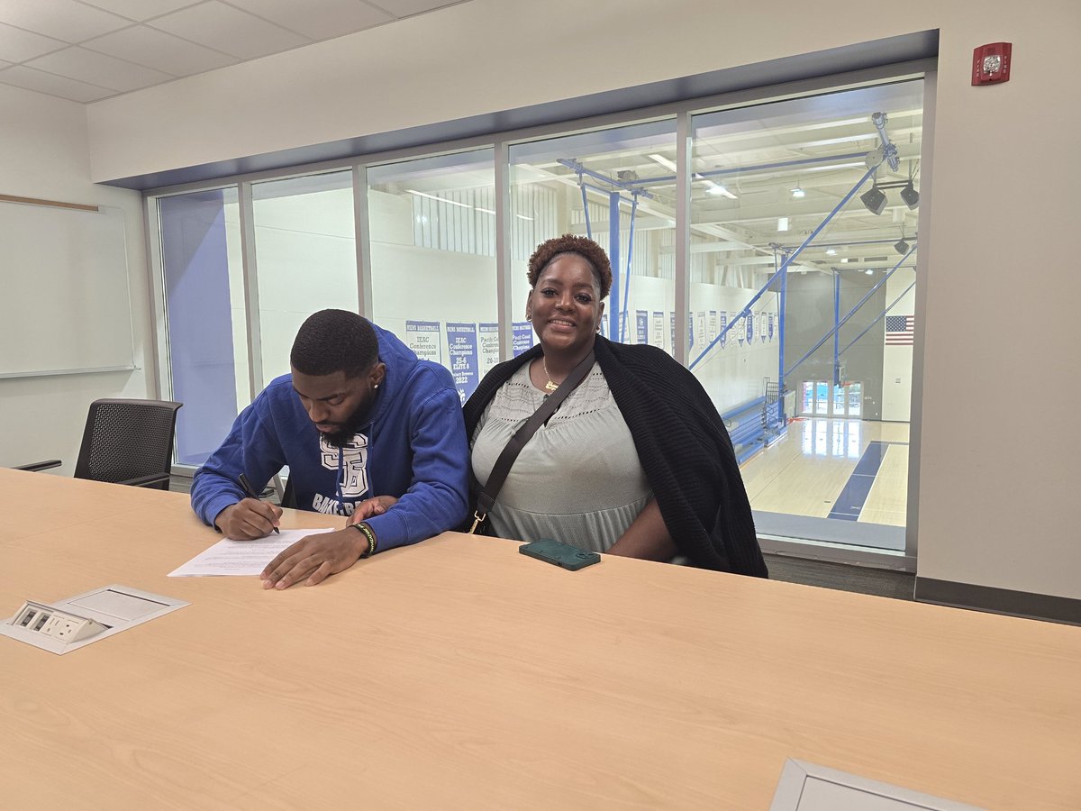 Khemanni Davis becomes the second player from the 24-25 men's basketball team to commit, getting a full scholarship to Cal State Los Angeles.