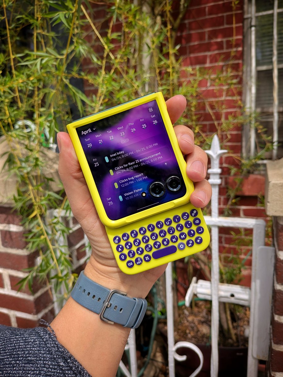 Captain2Phones's tweet photo. Happy to confirm that yes, Clicks is coming to the new Motorola Razr Ultra! Pre-orders open now at https://t.co/laNqS1xUaQ for $139 – shipping in early May!

Clicks for Razr & Razr+ will ship by May 31st.

https://t.co/j4am0sXXAl

(Sorry, no Surge color option as shown here – but Onyx is sleek!)