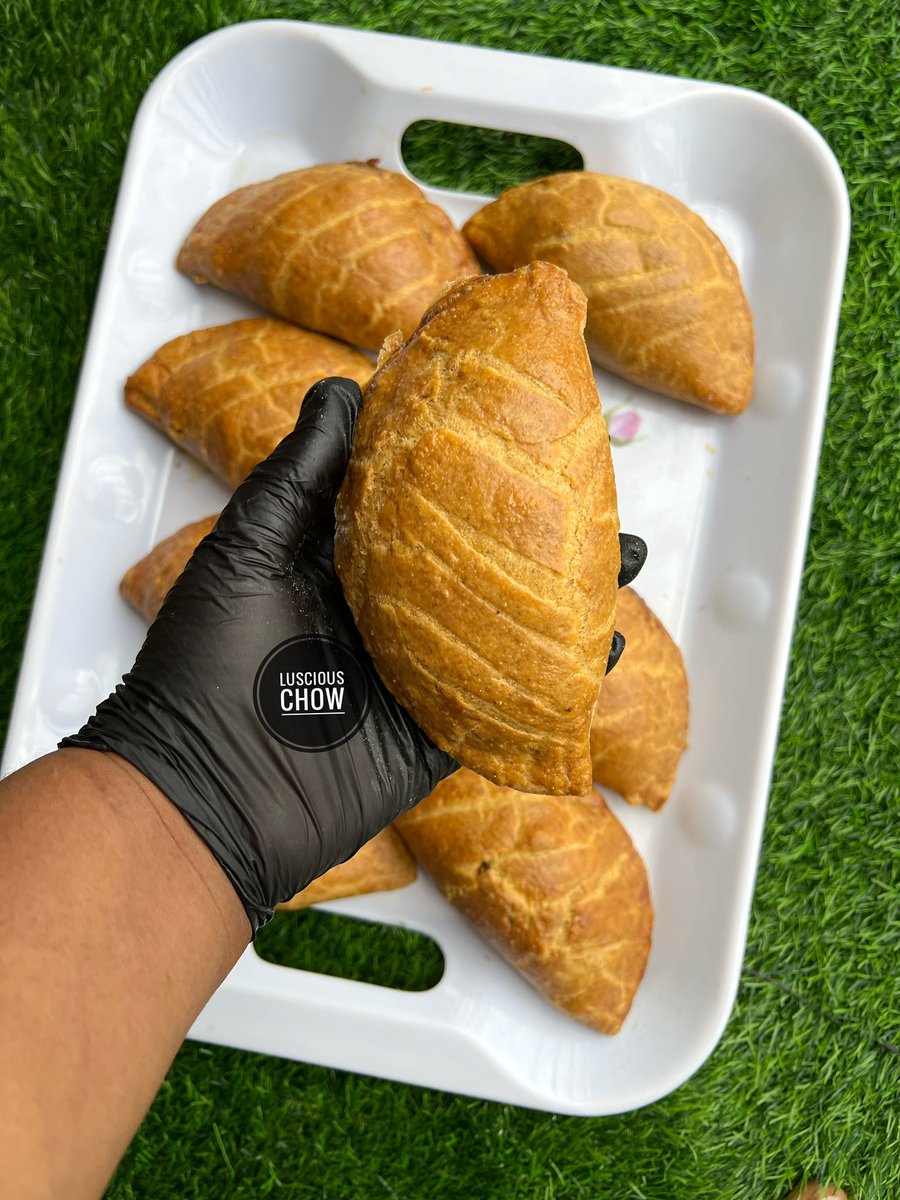 I love to make meatpies but I’m a dilemma on what design to better stick to 😂

Which do y’all think is better? 
The pies without the lines or the ones with the lines?