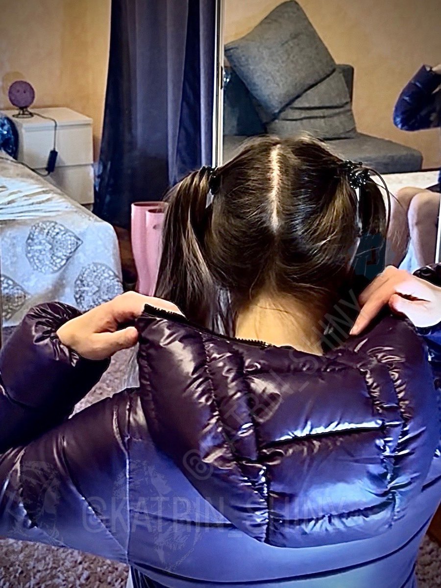 Katrin_Shiny's tweet photo. Hey 🫐Blueberry✨you holdin’ up?💜Rockin’ a ❄️puffer vibe in winter and switchin’ to a raincoat⛈️for summer? Ain’t that a lil’ extra?
#rainoutfit #puffy #hood #fullzip #kapuze #styleicon #elegance #rubberboots https://t.co/lQCsHtxTiL