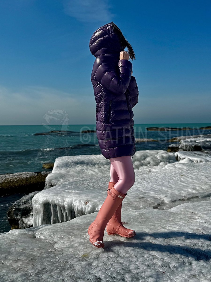 Katrin_Shiny's tweet photo. Hey 🫐Blueberry✨you holdin’ up?💜Rockin’ a ❄️puffer vibe in winter and switchin’ to a raincoat⛈️for summer? Ain’t that a lil’ extra?
#rainoutfit #puffy #hood #fullzip #kapuze #styleicon #elegance #rubberboots https://t.co/lQCsHtxTiL