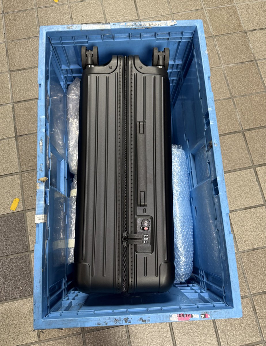stealth246's tweet photo. JALさん、大ファンになりました！
なんですかこれは！
箱に入れてくれただけでも嬉しいのに、プチプチ入れてくれてるとは😭
うれしすぎます！感動！
ありがとうございます！

#JAL #日本航空 #おもてなし #手荷物 #預け #ANA #全日空 #リモワ https://t.co/K3viDOzZ71