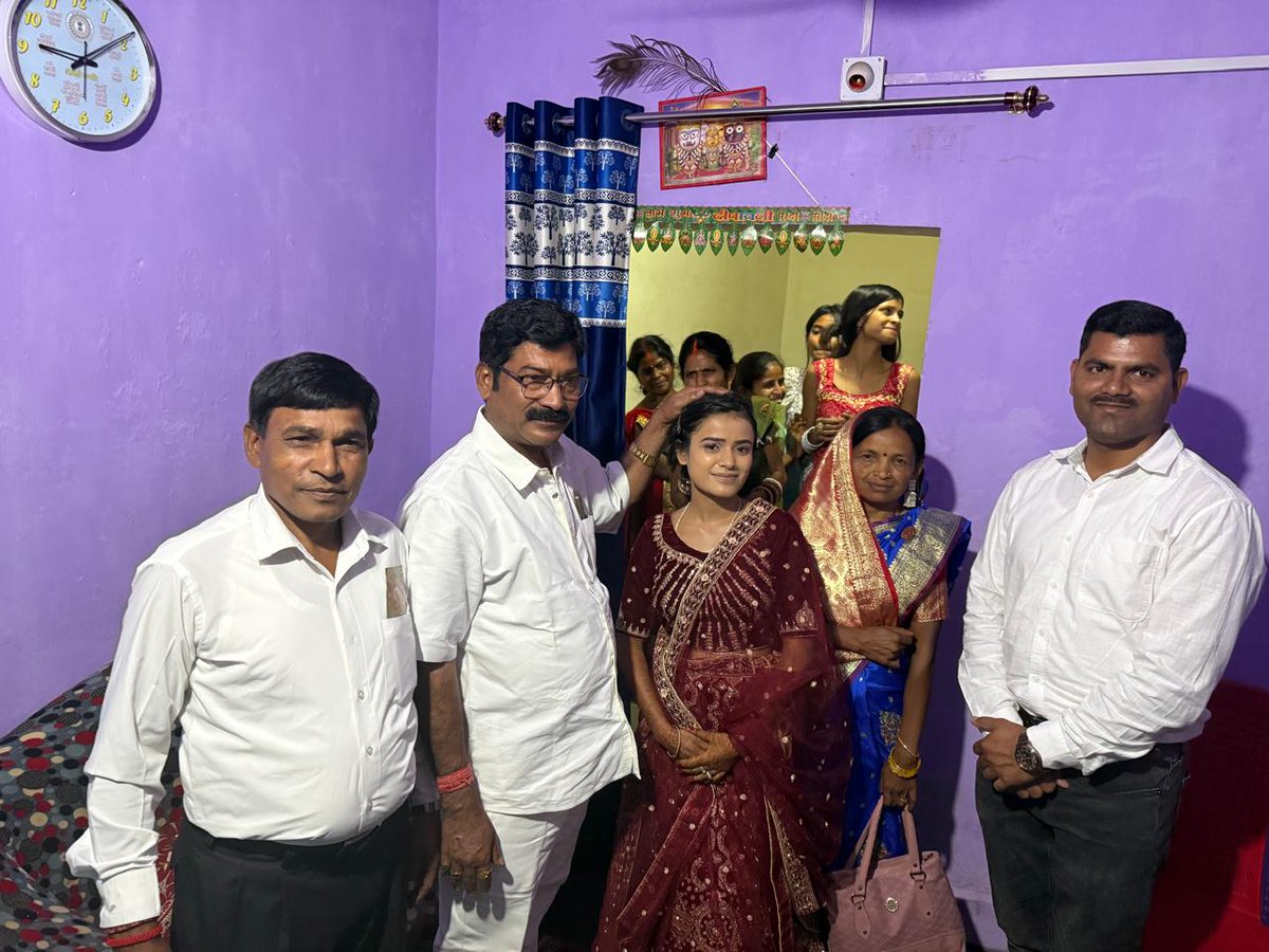 कांके प्रखंड के अंतर्गत  ग्राम पिठोरिया निवासी  स्व प्रसाद रजक और मनोरमा देवी के  सुपुत्री की शादी समारोह में शामिल होकर   सुखद वैवाहिक नवदाम्पत्य जीवन जीने के लिए आशीर्वाद दिये।
@IndianNationalCongress 
<a href="/KRajuINC/">K Raju</a> @keshavmahtokamlesh
<a href="/INCJharkhand_/">INCJharkhand</a> <a href="/INCIndia/">Congress</a>