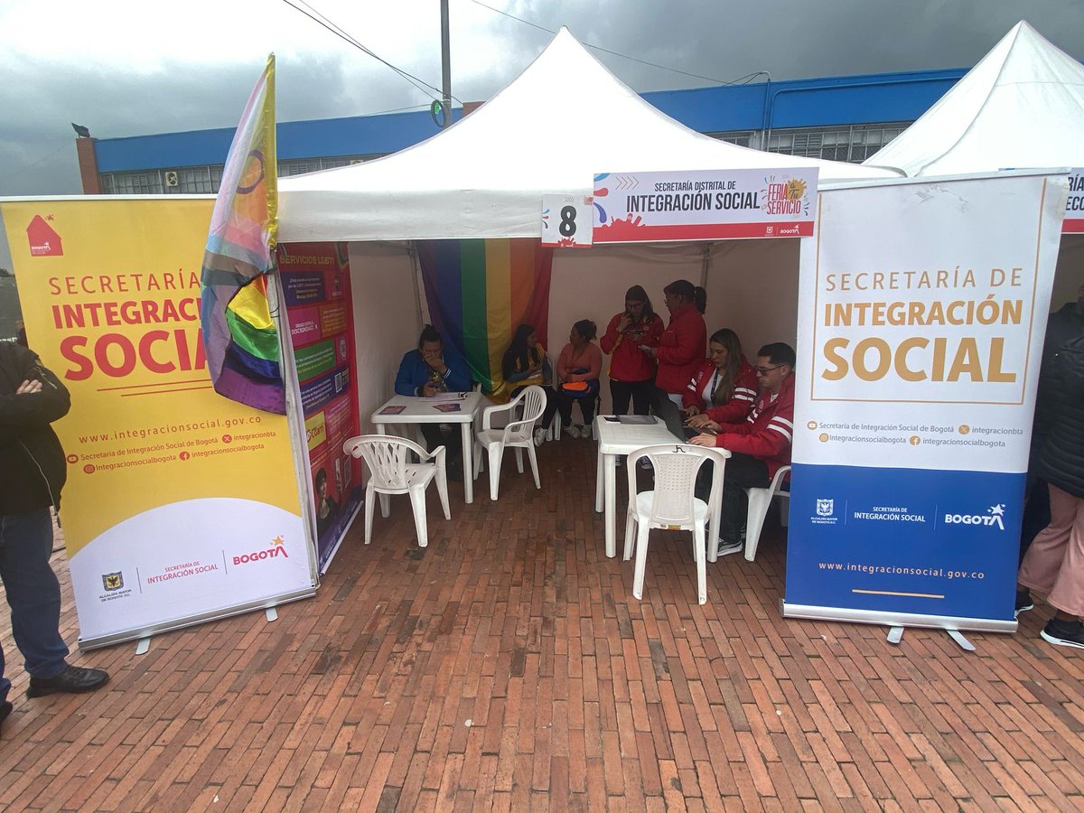SubLGBTI's tweet image. ¡Estamos en la Feria a tu servicio Ciudad Bolívar! 🏫✨🏳️‍🌈🏳️‍⚧️

Con vocación por el cuidado y la niñez 👧🏽🧒🏼 en la plazoleta del Colegio Ciudad Bolívar Argentina. Ofertamos los servicios de la Subdirección para Asuntos #LGBTI de @integracionbta. 
¡Ven, conoce y participa!…