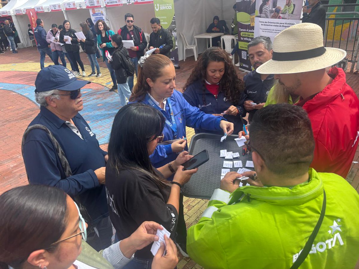 SubLGBTI's tweet image. ¡Estamos en la Feria a tu servicio Ciudad Bolívar! 🏫✨🏳️‍🌈🏳️‍⚧️

Con vocación por el cuidado y la niñez 👧🏽🧒🏼 en la plazoleta del Colegio Ciudad Bolívar Argentina. Ofertamos los servicios de la Subdirección para Asuntos #LGBTI de @integracionbta. 
¡Ven, conoce y participa!…