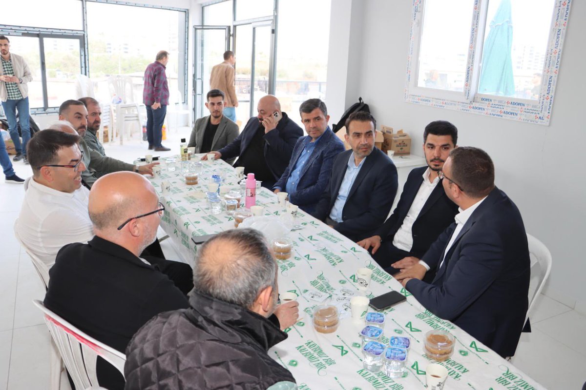 AdemAldemir33's tweet photo. İl Yönetim Kurulu Üyelerimiz, Tarsus İlçe Başkanımız Sayın Abdurrahman Altınsucu ve Tarsus İlçe Gençlik Kolları Başkanımız Sayın Mert Elmas ile birlikte, önceki dönem Tarsus Gazeteciler Cemiyeti Başkanı Sayın Cemal Dolaşmaz’ın vefat eden babası, Tarsus’umuzun duayen gazetecilerinden Hilmi Dolaşmaz amcamız için taziye ziyaretinde bulunduk.

Merhuma Allah’tan rahmet; ailesine, sevenlerine ve basın camiasına sabır ve başsağlığı diliyorum. Mekânı cennet, makamı âli olsun.