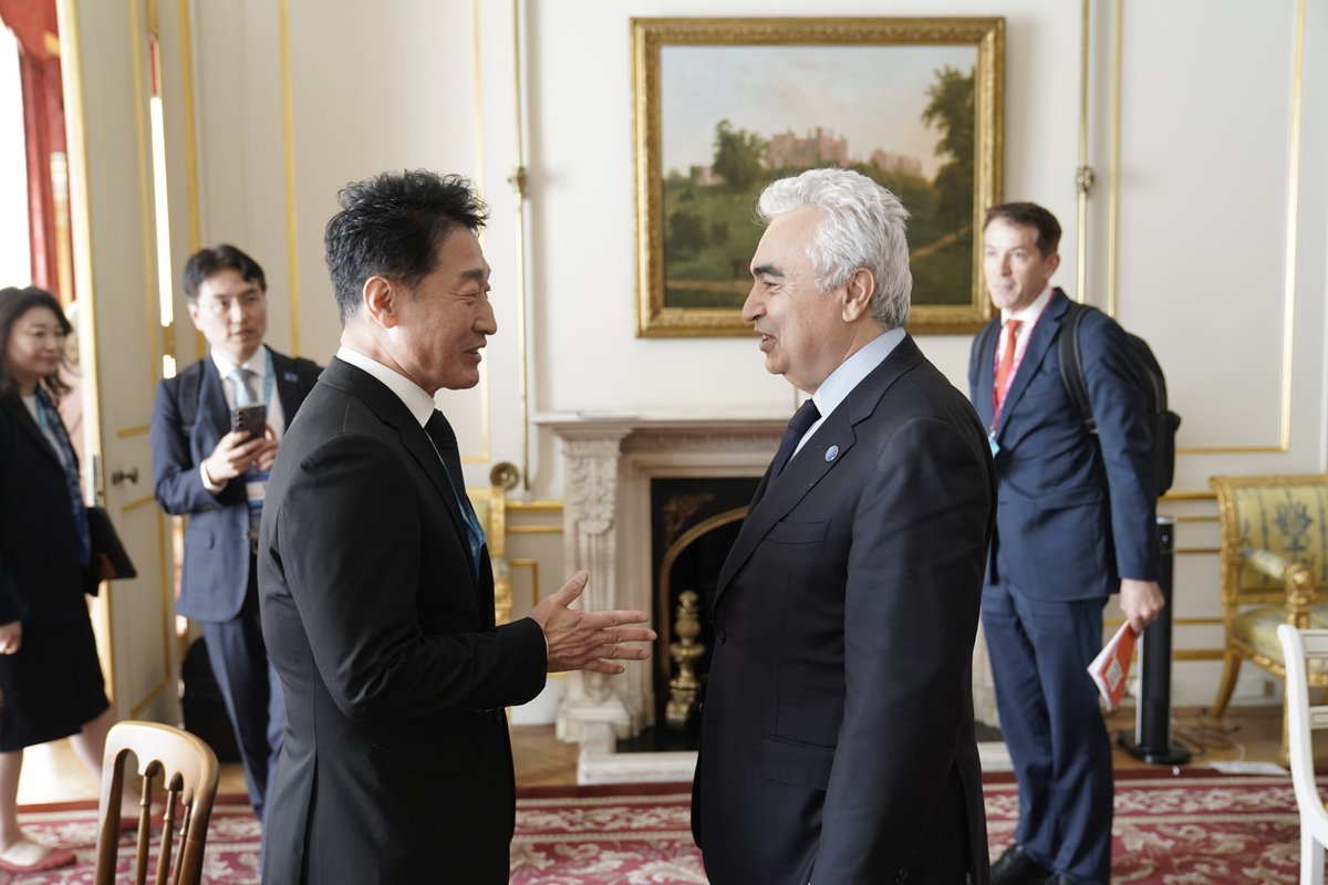 Fatih Birol (@fbirol) on Twitter photo Great to exchange views with Korean Deputy Minister for Energy Policy Hohyeon Lee at the <a href="/IEA/">International Energy Agency</a>-🇬🇧 Summit
We discussed ensuring secure & diversified critical mineral supply chains & how IEA can support 🇰🇷's energy agenda as it hosts the 2025 Asia-Pacific Economic Cooperation Forum Great to exchange views with Korean Deputy Minister for Energy Policy Hohyeon Lee at the <a href="/IEA/">International Energy Agency</a>-🇬🇧 Summit
We discussed ensuring secure & diversified critical mineral supply chains & how IEA can support 🇰🇷's energy agenda as it hosts the 2025 Asia-Pacific Economic Cooperation Forum