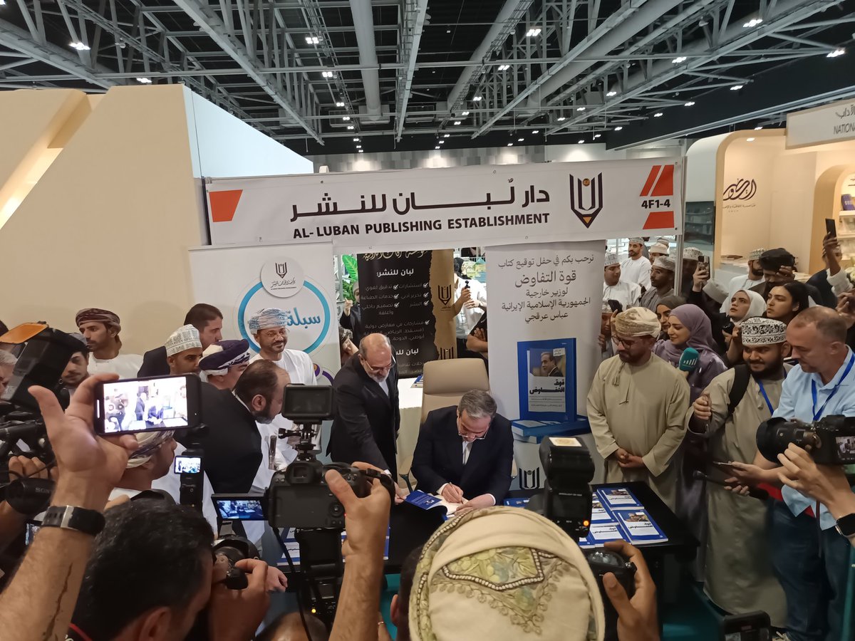 golzari_m's tweet image. دکتر #عراقچی ، عصر امروز با حضور در نمایشگاه کتاب مسقط از غرفههای مختلف این رویداد فرهنگی بازدید کرد و در میان استقبال حضار و خبرنگاران، در مراسم رونمایی از ترجمه عربی «کتاب قدرت مذاکره؛اصول و قواعد مذاکرات سیاسی و دیپلماتیک» که خود به رشته تحریر درآورده، حضور یافت و نسخه امضا…
