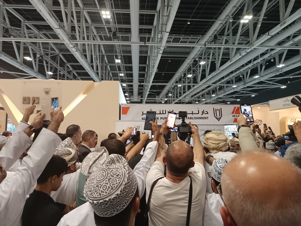 golzari_m's tweet image. دکتر #عراقچی ، عصر امروز با حضور در نمایشگاه کتاب مسقط از غرفههای مختلف این رویداد فرهنگی بازدید کرد و در میان استقبال حضار و خبرنگاران، در مراسم رونمایی از ترجمه عربی «کتاب قدرت مذاکره؛اصول و قواعد مذاکرات سیاسی و دیپلماتیک» که خود به رشته تحریر درآورده، حضور یافت و نسخه امضا…