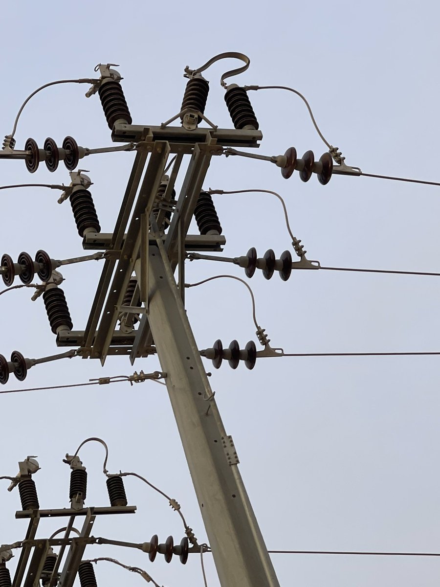 almstshar's tweet photo. @MoEnergy_Saudi إهمال في إصلاح انقطاع الكهرباء!
تم الإبلاغ عن عطل كهربائي منذ الساعة ١ ظهراً.
 الفنيون حضروا لكنهم لم يُصلحوا العطل (القاطع ما زال مفصولًا
تم إغلاق البلاغ وإرسال رسالة "تم الإصلاح" رغم أن الكهرباء مقطوعة!  
لا تواصل من الشركة ولا حلول
#كهرباء_الرياض #وزارة_الطاقة https://t.co/K59PyrAnab