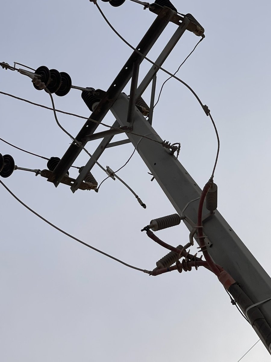 almstshar's tweet photo. @MoEnergy_Saudi إهمال في إصلاح انقطاع الكهرباء!
تم الإبلاغ عن عطل كهربائي منذ الساعة ١ ظهراً.
 الفنيون حضروا لكنهم لم يُصلحوا العطل (القاطع ما زال مفصولًا
تم إغلاق البلاغ وإرسال رسالة "تم الإصلاح" رغم أن الكهرباء مقطوعة!  
لا تواصل من الشركة ولا حلول
#كهرباء_الرياض #وزارة_الطاقة https://t.co/K59PyrAnab