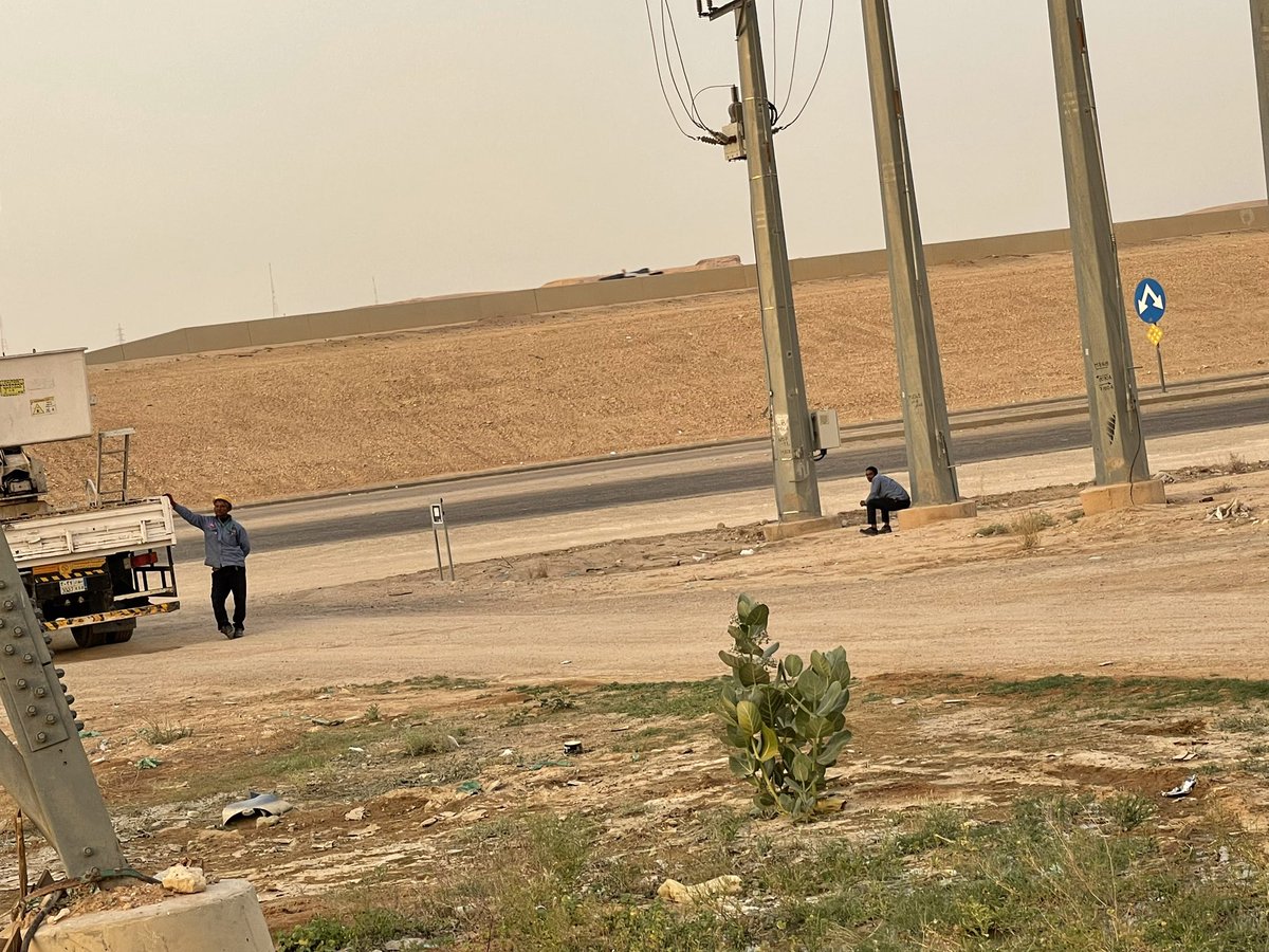 almstshar's tweet photo. @MoEnergy_Saudi إهمال في إصلاح انقطاع الكهرباء!
تم الإبلاغ عن عطل كهربائي منذ الساعة ١ ظهراً.
 الفنيون حضروا لكنهم لم يُصلحوا العطل (القاطع ما زال مفصولًا
تم إغلاق البلاغ وإرسال رسالة "تم الإصلاح" رغم أن الكهرباء مقطوعة!  
لا تواصل من الشركة ولا حلول
#كهرباء_الرياض #وزارة_الطاقة https://t.co/K59PyrAnab