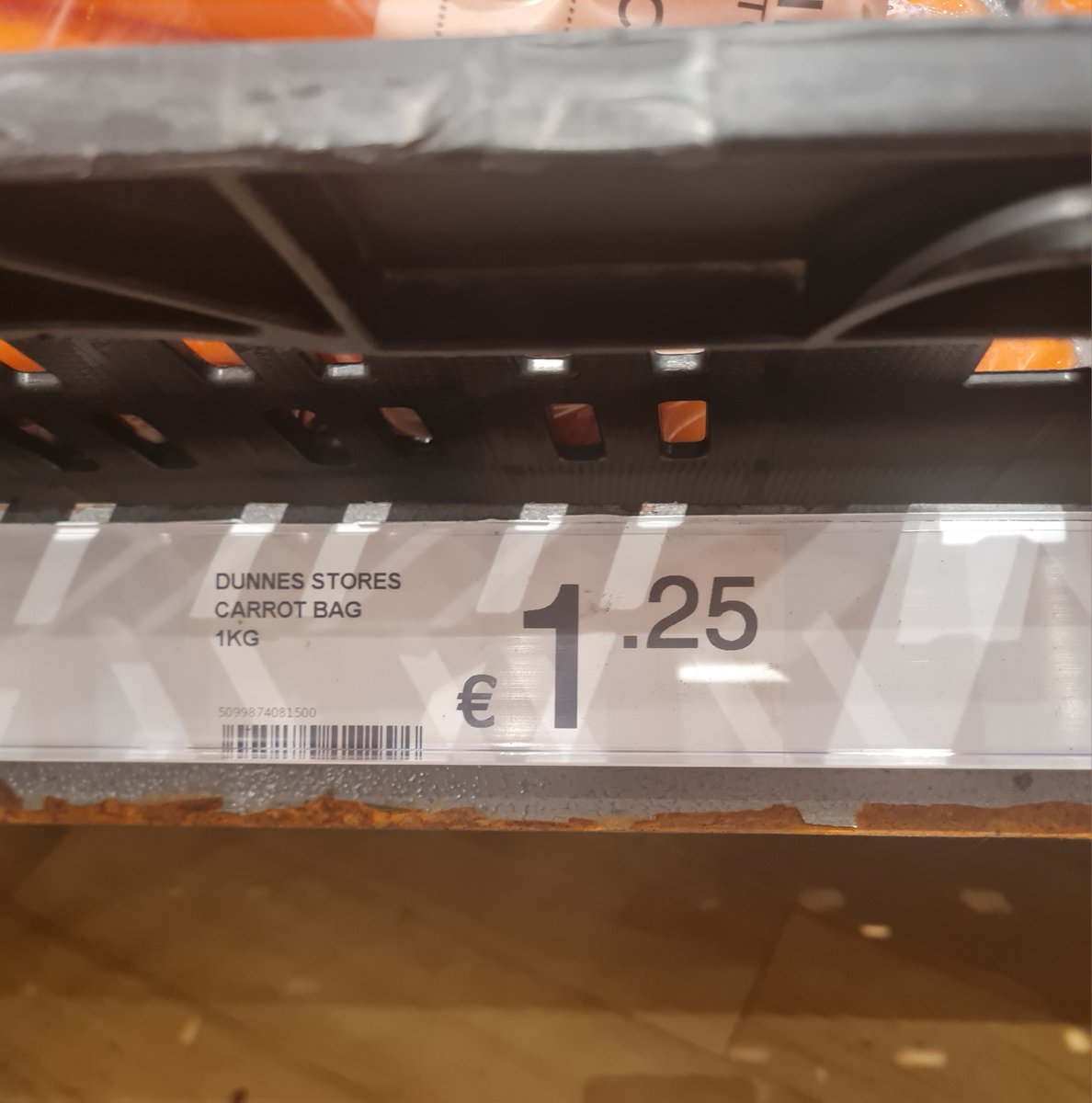 riflly21's tweet photo. Constant price increases lately but even you have to admit you have outdone yourself with this one @dunnesstores . 2 prices,  same item, exact same time this evening, pricing error apparently, oh and of course the higher price was correct in the end https://t.co/tgqvhpYwpQ