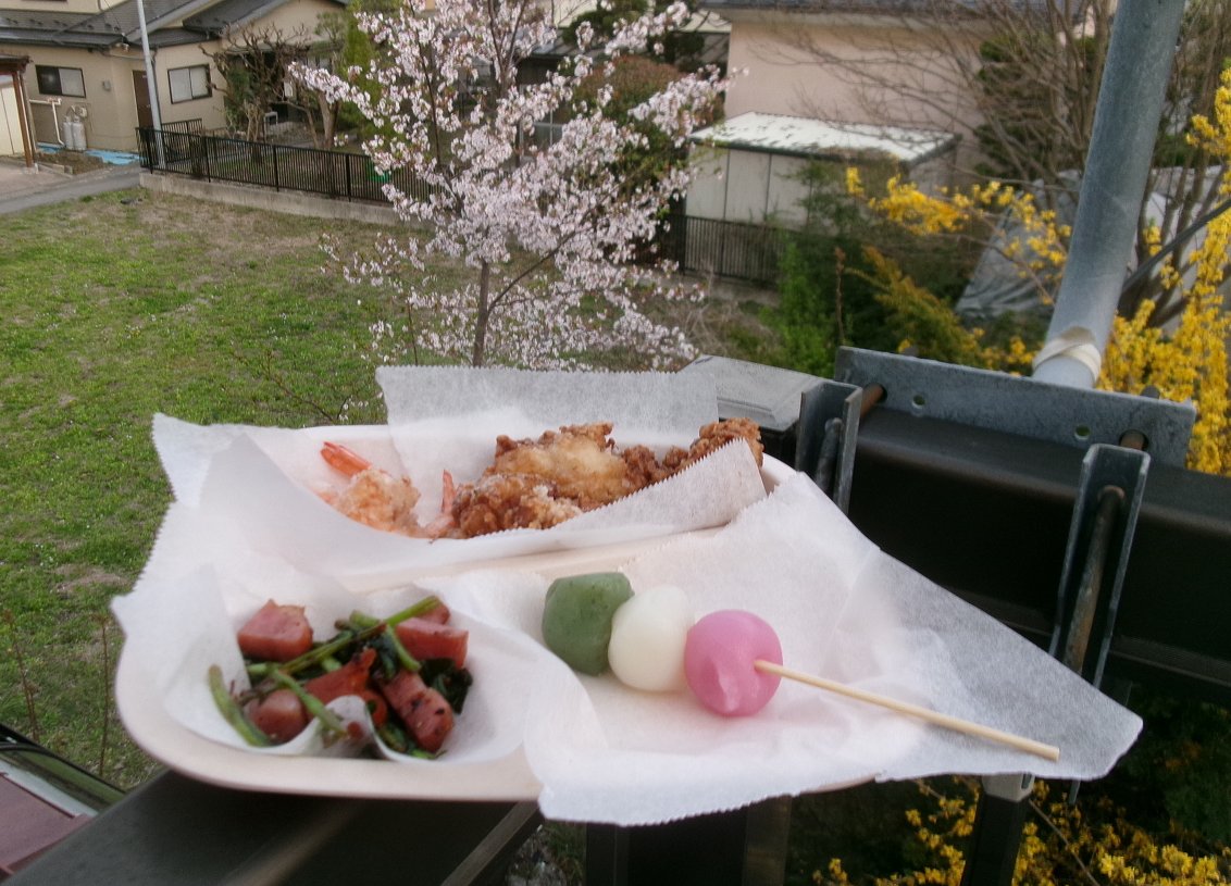 xxxadeht13's tweet photo. 先日ベランダで花見をした時のごはん♨️

エビマヨ　鶏の竜田揚げ
三食だんご　ほうれん草のソテー
#おうちごはん𓎩𓌉𓇋 https://t.co/UV8iz1g5QC