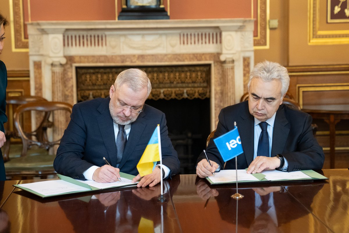 Fatih Birol (@fbirol) on Twitter photo Delighted to meet with Ukrainian Minister <a href="/G_Galushchenko/">German Galushchenko</a> to discuss 🇺🇦's immediate & long-term energy challenges & opportunities
We signed a new joint programme of work to further strengthen our cooperation on Ukraine's energy security & reconstruction Delighted to meet with Ukrainian Minister <a href="/G_Galushchenko/">German Galushchenko</a> to discuss 🇺🇦's immediate & long-term energy challenges & opportunities
We signed a new joint programme of work to further strengthen our cooperation on Ukraine's energy security & reconstruction