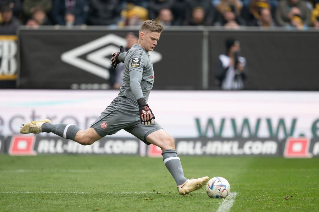Sky_Marlon89's tweet photo. Bei Dritigist Rot-Weiss Essen gab es heute auf der Pressekonferenz ein großes Thema. Ausnahmetorhüter Jakob #Golz - Sohn von HSV Legende Richard Golz und Nummer 1 beim Traditionsverein - wird in den letzten Saisonspielen auf der Bank sitzen und von Ersatztorhüter Felix Wienand ersetzt. Das gelte auch für das Niederrheinpokalfinale gegen den MSV Duisburg, wo es für den Verein um den finanziell so wichtigen Einzug in den DFB Pokal geht. Golz hatte bei RWE erst vor kurzem seinen Vertrag bis 2027 verlängert, allerdings mit einer Ausstiegsklausel, die ihm gestattet, den Verein dennoch bereits im Sommer zu verlassen.  Fans und Experten befürchten nun, dass der von Trainer Uwe Koschinat angekündigte Wechsel im Tor bedeute, der beste Drittligatorhüter werde den Verein im Sommer tatsächlich schon verlassen. Dazu liegt Sky ein Zitat von Golz‘ Berateragentur SBE Management vor:   „Das Jakob, laut Uwe Koschinat der Ausnahmetorwart der Liga, auch interessant für andere Vereine ist, sollte niemanden wundern. Allerdings gab es von unserer Seite kein Signal für einen anstehenden Wechsel, noch gibt es konkrete Angebote, die beim Verein auf dem Tisch liegen. Umso mehr sind wir von der Vorgehensweise von #RWE überrascht. Wir wussten davon nichts und es war auch nicht abgesprochen.“ @SkySportDE