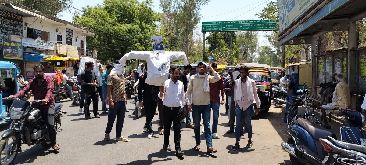 NSUI GUNA (@nsui_guna8) on Twitter photo आज NSUI गुना द्वारा आतंकवाद के विरुद्ध विरोध स्वरूप पुतला दहन किया गया। पहलगाम में हुई दुखद आतंकी घटना के खिलाफ यह विरोध दर्ज कराया गया। हम मृतकों को नमन करते हैं और आतंकवाद की कड़ी निंदा करते हैं।
#आतंकवाद_का_पुतला_दहन
<a href="/digvijaya_28/">Digvijaya Singh</a> <a href="/JVSinghINC/">Jaivardhan Singh</a> आज NSUI गुना द्वारा आतंकवाद के विरुद्ध विरोध स्वरूप पुतला दहन किया गया। पहलगाम में हुई दुखद आतंकी घटना के खिलाफ यह विरोध दर्ज कराया गया। हम मृतकों को नमन करते हैं और आतंकवाद की कड़ी निंदा करते हैं।
#आतंकवाद_का_पुतला_दहन
<a href="/digvijaya_28/">Digvijaya Singh</a> <a href="/JVSinghINC/">Jaivardhan Singh</a>
