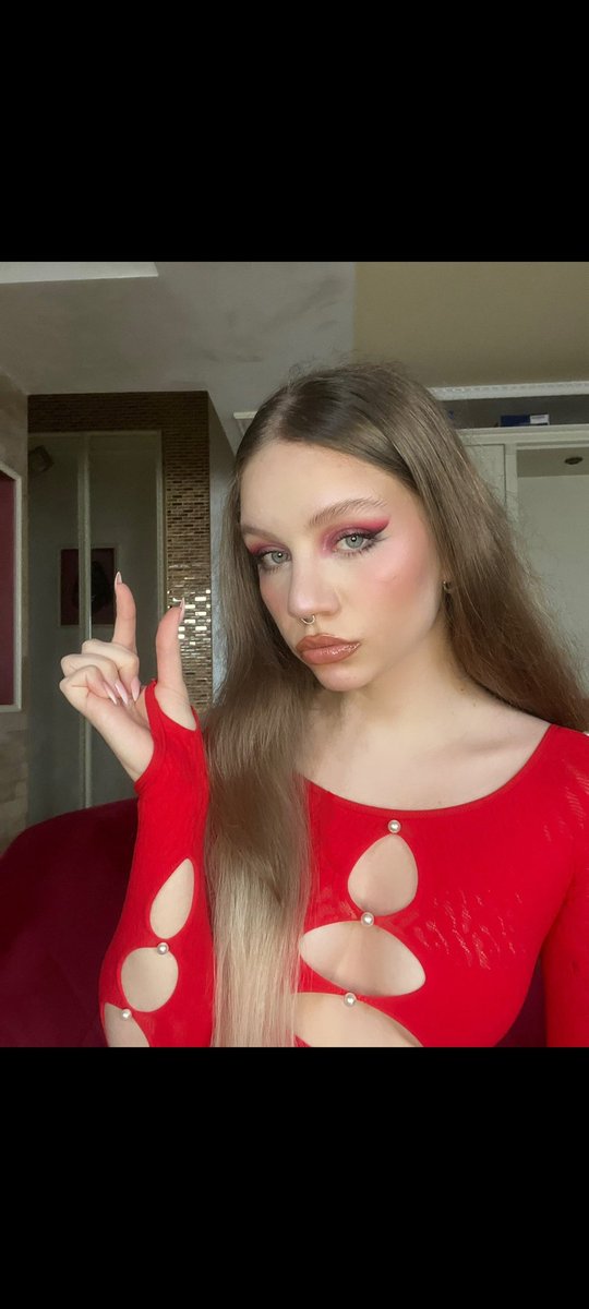 جروب (مسيطرة) 
للبنات اللي شخصيتهم قوية ولسانهم طويل ، وبيحبوا يشتموا ويهزقوا الولاد الخاضعين

وللولاد الخاضعين اللي عايزين كرامتهم تتهان ويتداس على وشهم من البنات 

ريتويت واكتبوا إضافة في التعليقات وهضيفكم