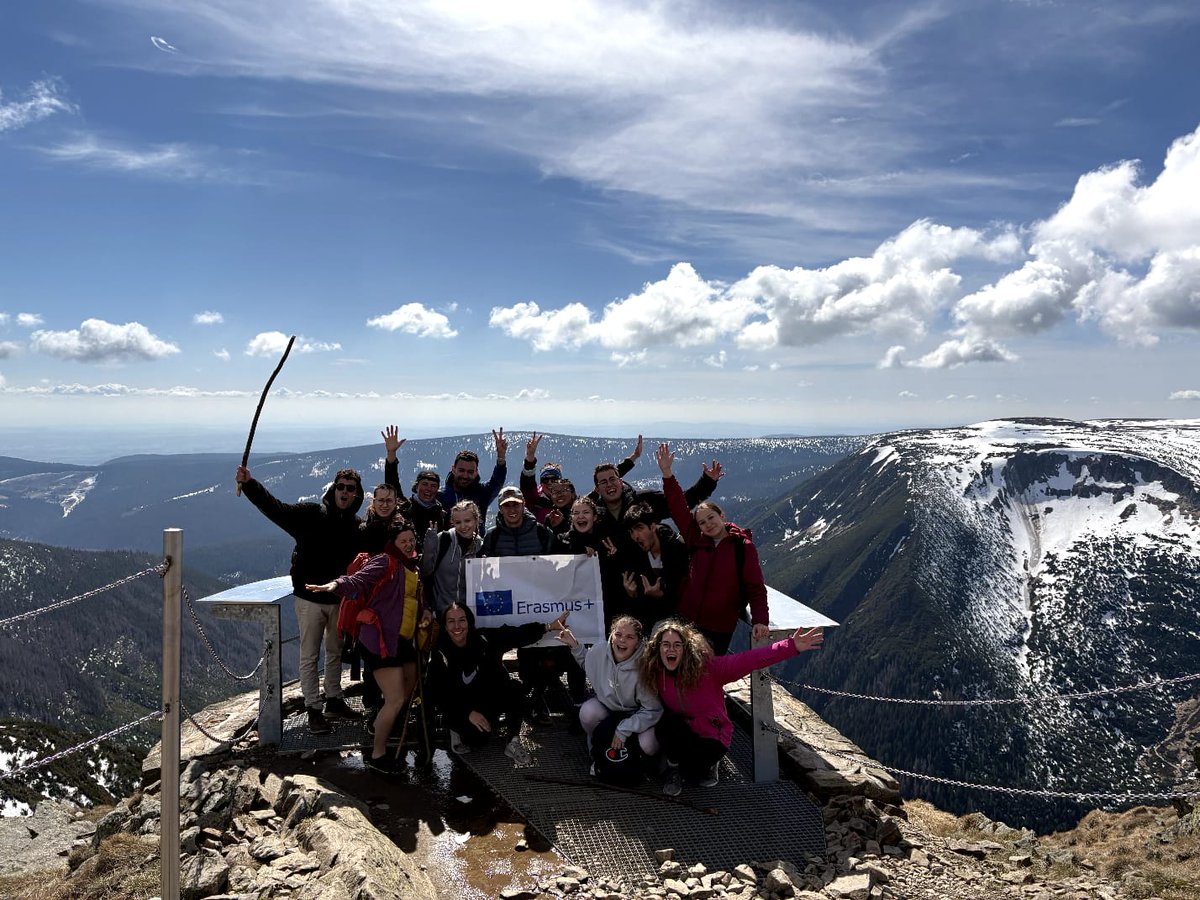 Türkiye’den Küresel Yabancı Dil Eğitimcileri Derneği adına iki genç liderimiz Merih Gülmen ve Gülce Parmaksız, 12-24 Nisan 2024 tarihleri arasında Çekya’nın Vrchlabí kentinde gerçekleştirilen Edda'nın ev sahipliğinde Erasmus+ “Future Leader” eğitim programına katılmıştır.