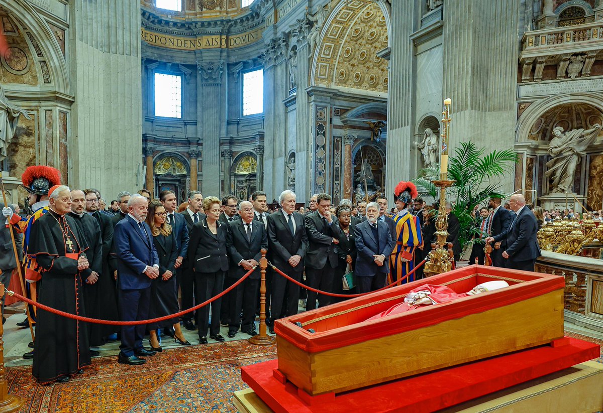 Eu e <a href="/JanjaLula/">Janja Lula Silva</a> estivemos há pouco em comitiva na Basílica de São Pedro, em Roma, na nossa primeira despedida ao Papa Francisco, compartilhando a emoção e a devoção com todos que vieram prestar as merecidas homenagens ao Santo Padre. Que sua sabedoria, coragem e compaixão sigam