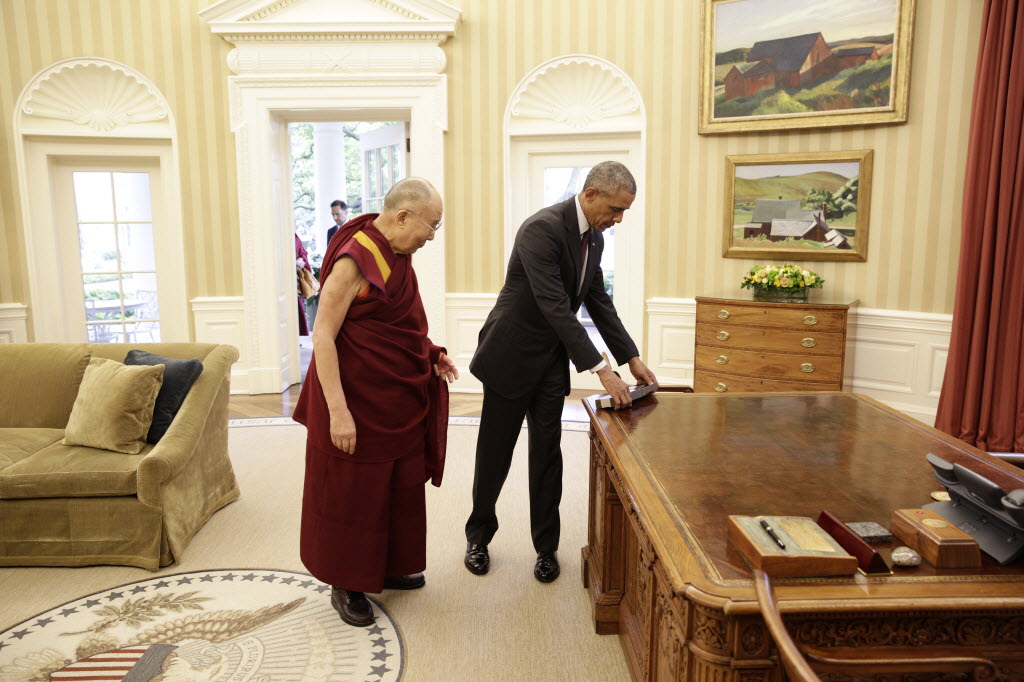 kalsang_jigme's tweet image. Some never-before-seen photos of His Holiness the Dalai Lama with President Obama at the White House, including moments inside the Oval Office — June 15, 2016.