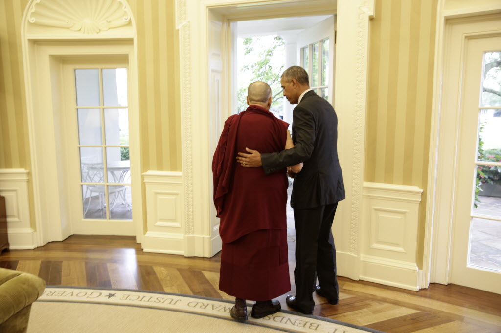 kalsang_jigme's tweet image. Some never-before-seen photos of His Holiness the Dalai Lama with President Obama at the White House, including moments inside the Oval Office — June 15, 2016.