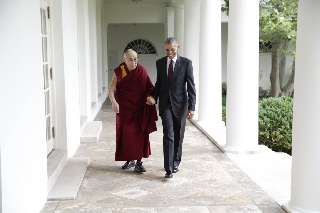 kalsang_jigme's tweet image. Some never-before-seen photos of His Holiness the Dalai Lama with President Obama at the White House, including moments inside the Oval Office — June 15, 2016.