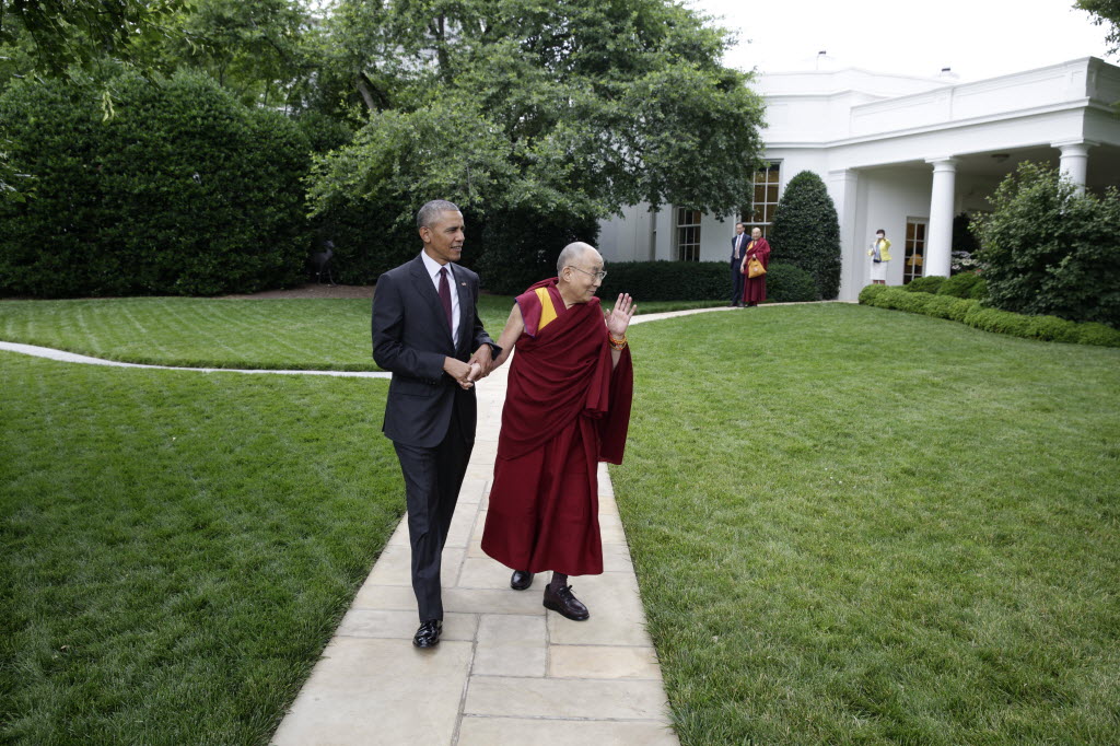 kalsang_jigme's tweet image. Some never-before-seen photos of His Holiness the Dalai Lama with President Obama at the White House, including moments inside the Oval Office — June 15, 2016.