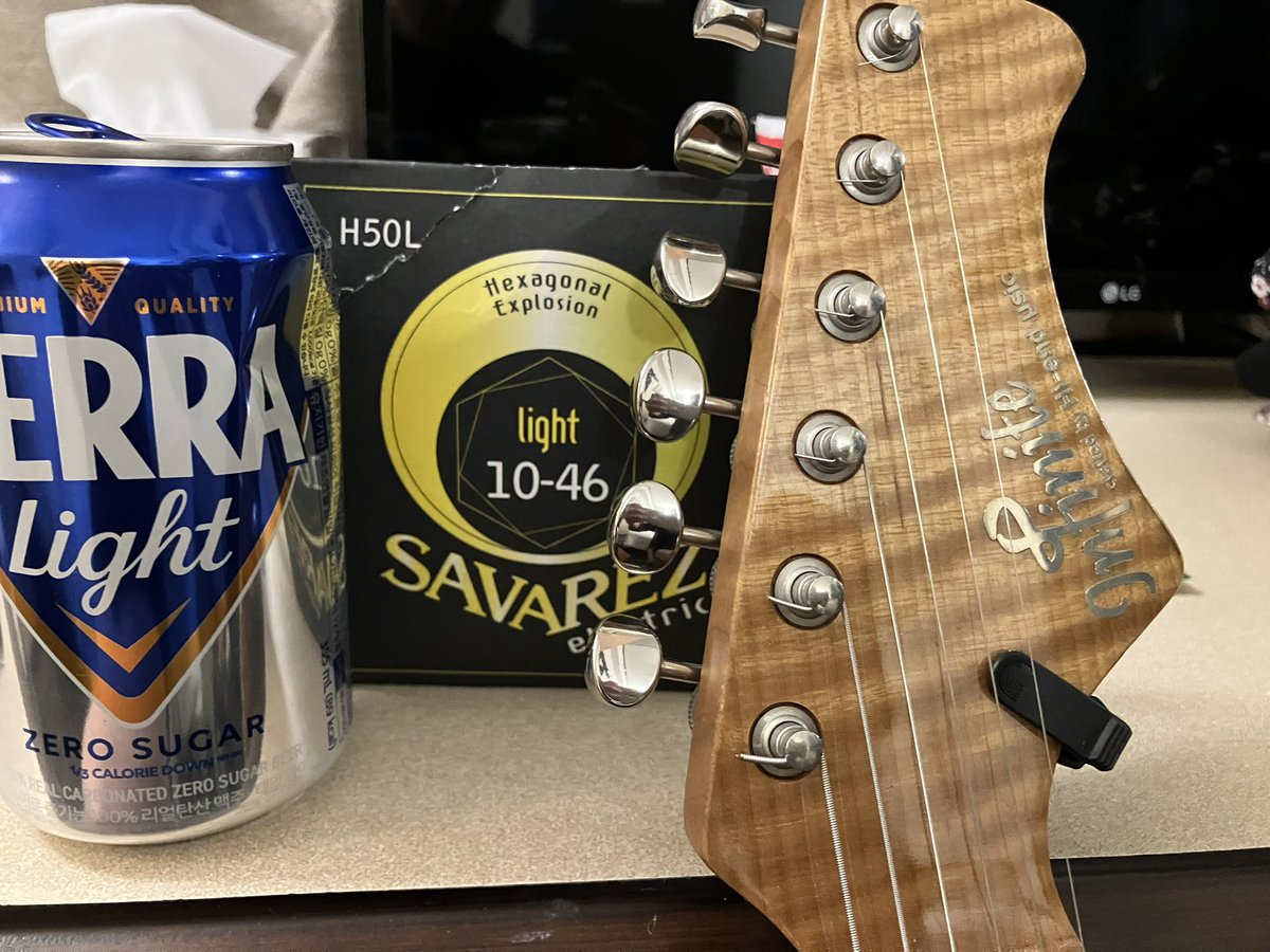 gt_mamoru's tweet photo. 明日のLiveの準備
いつも愛用の弦SAVAREZを
いつもの相方infniteに張り替え完了🫡

海外遠征先でも強い味方💪🏻

もう少し🍺頂いて寝んねしましょうか…

#infnite
#ハイエンドミュージック 
#savarezstrings 
#荒井貿易 https://t.co/tOZNXkpWh0