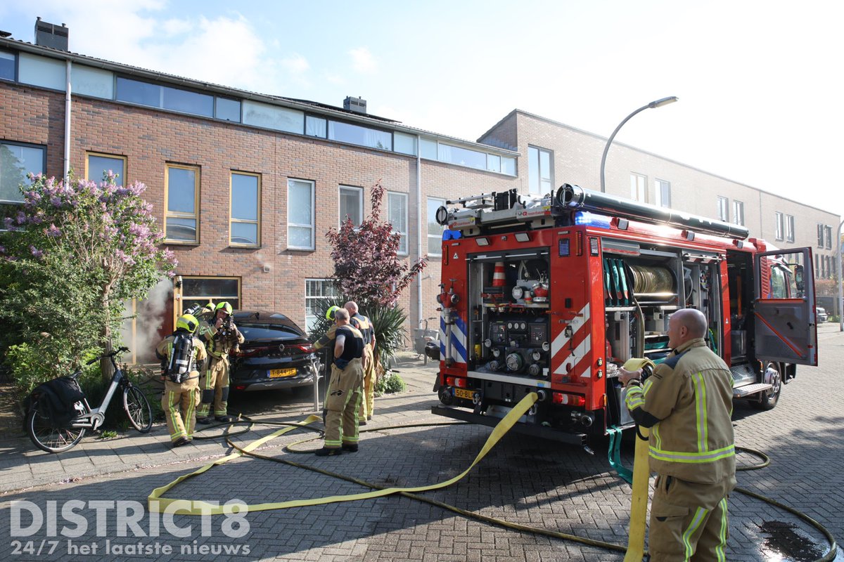 RedactieD8's tweet image. In een woning aan de #Koperslagerstraat in #Delfgauw heeft vanavond een flinke keukenbrand gewoed. De brandweer schaalde op naar ‘middelbrand’. Één persoon is in de ambulance nagekeken, de schade aan de woning is groot.