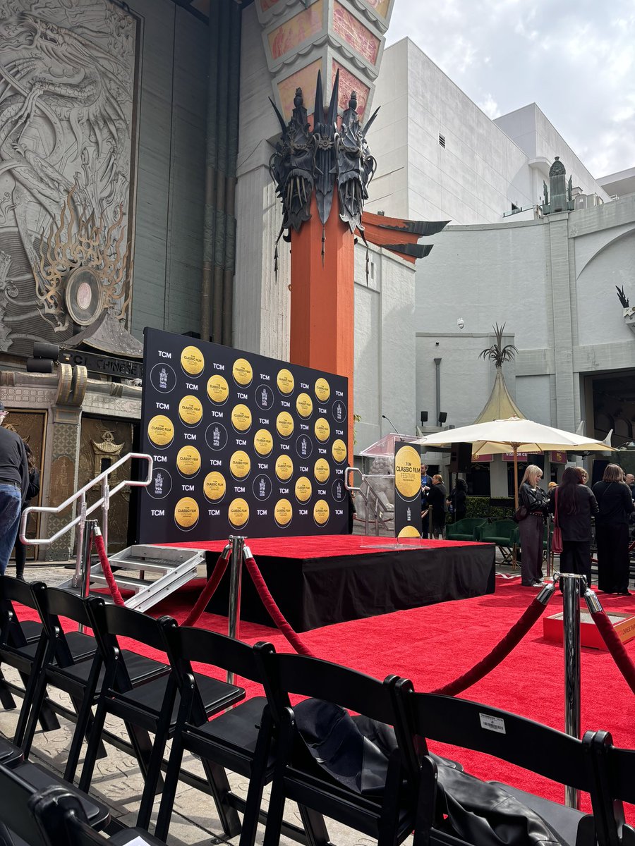 lorna_cs's tweet photo. Seated next to Variety, Entertainment Tonight and People. Ready for Michelle!! #michellepfeiffer #coolrider #TCMFF @cinemasentries https://t.co/IclwTUo4iU