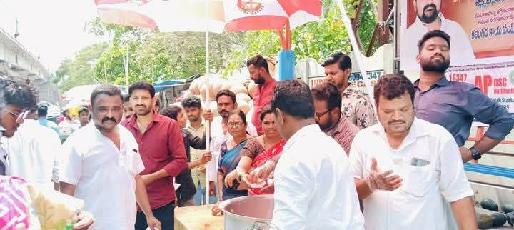 Myself_Dhruva's tweet photo. @BhavaniBRK అన్నయ్య పుట్టిన రోజు సందర్భంగా అనంత నగరవాసులకు కళింగ  పండ్లు వితరణ కార్యక్రమం నిర్వహించిన భవాని అన్న యువ సైన్యం 
@BhavaniBRK

#HBDBRK #TeamBRK https://t.co/eSE0E0Hy2I