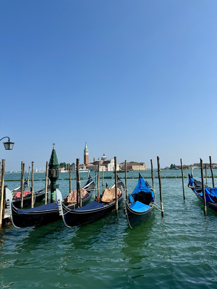 Venice doesn’t feel real.

Spread across 118 islands, Venice has no cars and no roads—only canals, bridges, and fascinating history.

I spent days wandering through its streets and ancient palaces.

Here’s what I saw 🇮🇹🧵: