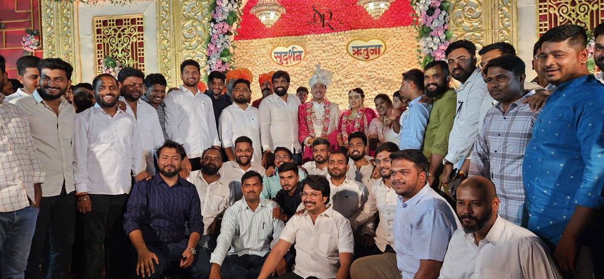 RamVSatpute's tweet photo. बीड जिल्ह्यातील डोईठाण येथील श्री. प्रल्हाद श्रीमंत खाडे यांचे सुपुत्र तथा सहकारी मित्र सुदर्शन आणि करमाळा तालुक्यातील वंजारवाडी येथील श्री संजय आत्माराम बिनवडे यांची सुकन्या ऋतुजा यांच्या विवाह सोहळ्यास उपस्थित होतो. 

याप्रसंगी ऋतुजा व सुदर्शन यांना आनंदमयी वैवाहिक जीवनासाठी मनःपूर्वक शुभेच्छा दिल्या. यावेळी खाडे व बिनवडे कुटुंबातील सदस्य उपस्थित होते.