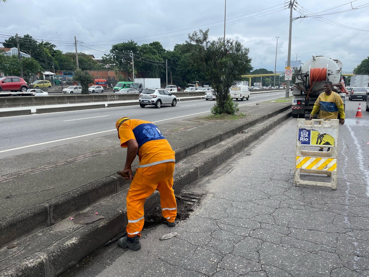 🚧🌧️Seguimos os trabalhos preventivos, para miniminar os transtornos provados pelas chuvas. Desobstruímos as caixas de ralo Avenida Brasil, nos trechos de Irajá e Bonsucesso. 👷‍♂️ #ConservaçãoRio #ViasExpressas