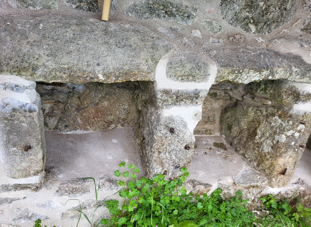 Have you ever heard of a bee bole? 🐝
Bee boles are an uncommon significant feature that can be found on Dartmoor, and were used by farmers to house straw bee hives 🍯

Our #FiPL team supported the restoration of these four 18th century bee boles.

#FiPLFriday