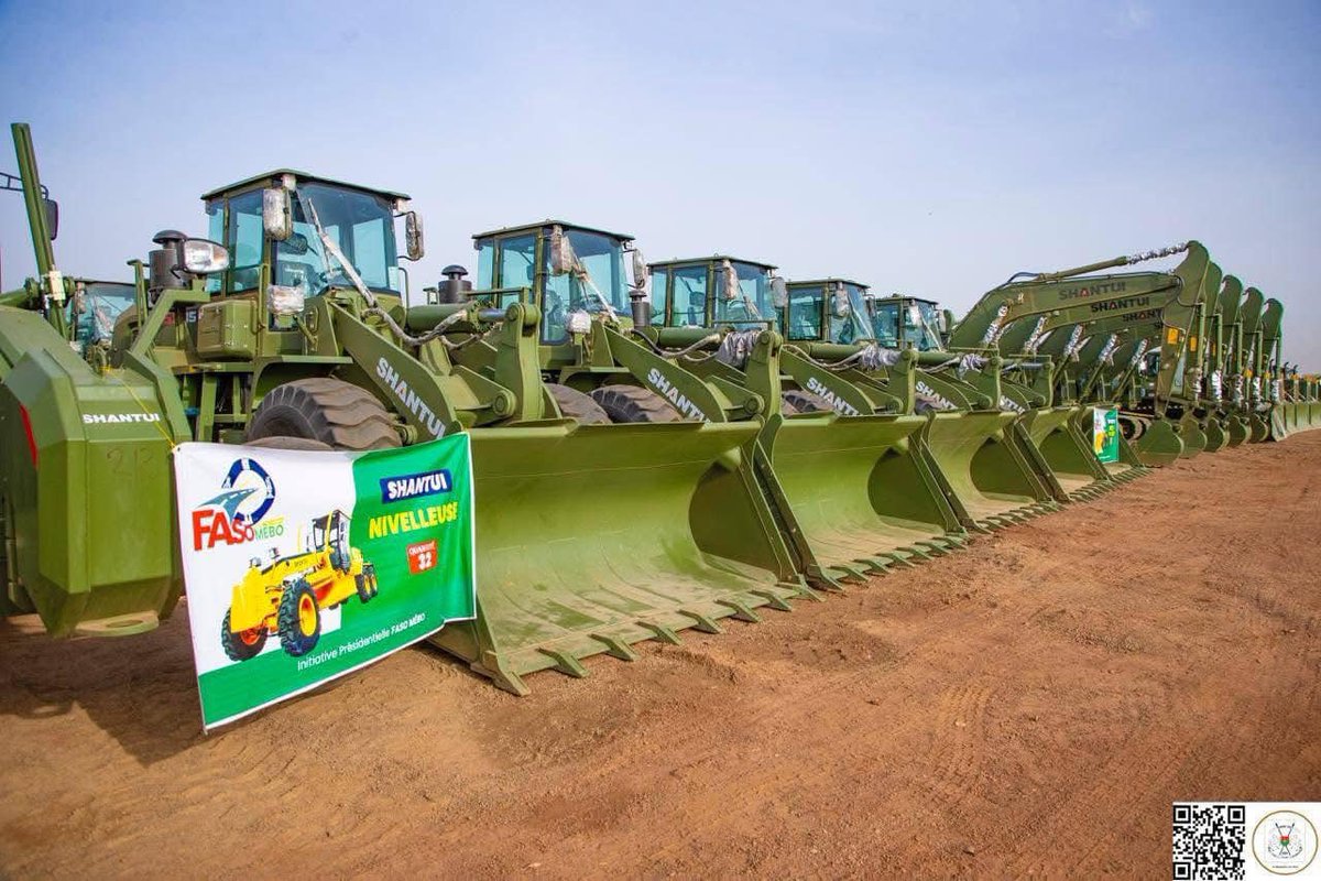 AfricanHub_'s tweet image. Captain Ibrahim Traoré has acquired over 1,000 motor graders and various other vehicles to support road construction efforts across Burkina Faso.

Yesterday, he officially handed the equipment over to the teams responsible for developing and maintaining the nation’s road…
