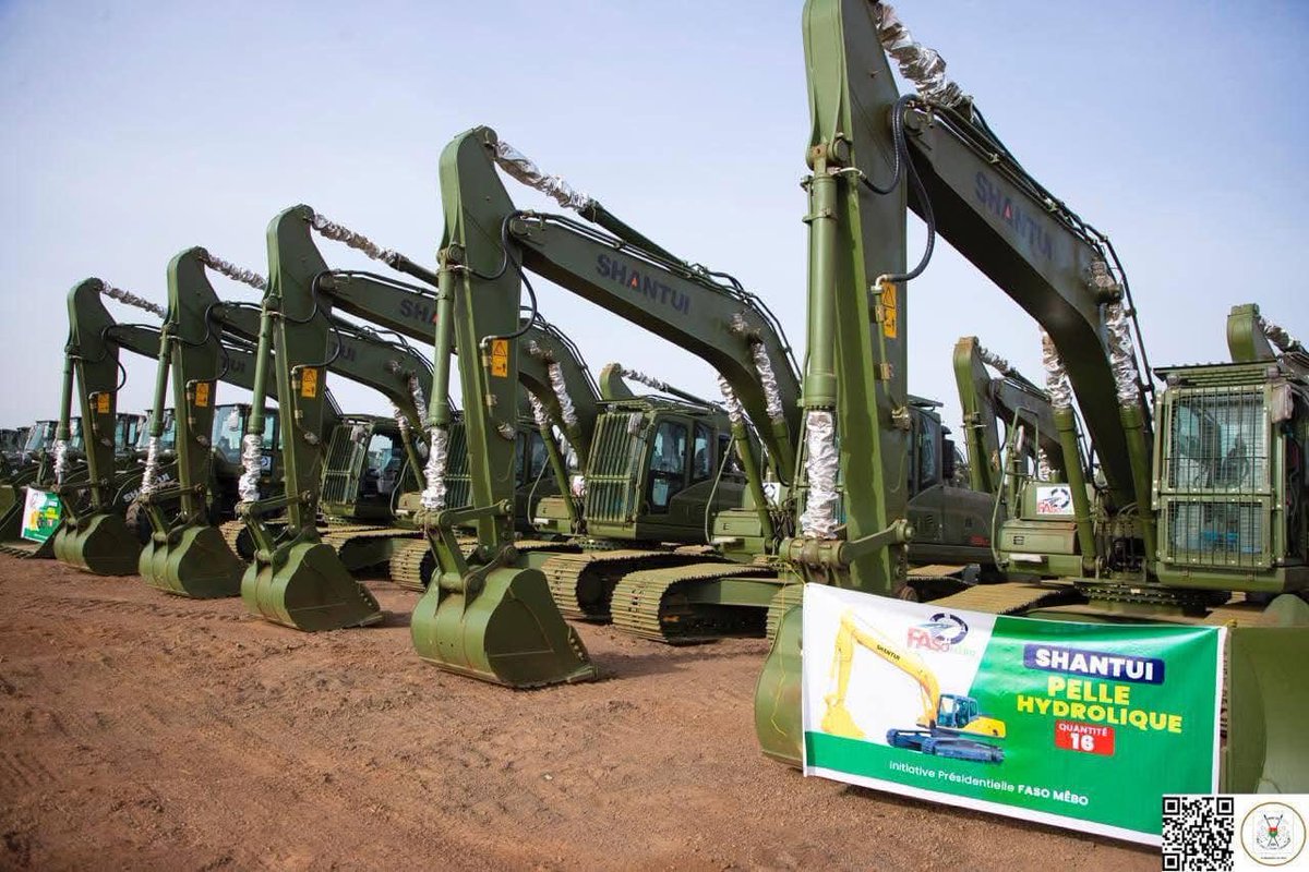 AfricanHub_'s tweet image. Captain Ibrahim Traoré has acquired over 1,000 motor graders and various other vehicles to support road construction efforts across Burkina Faso.

Yesterday, he officially handed the equipment over to the teams responsible for developing and maintaining the nation’s road…