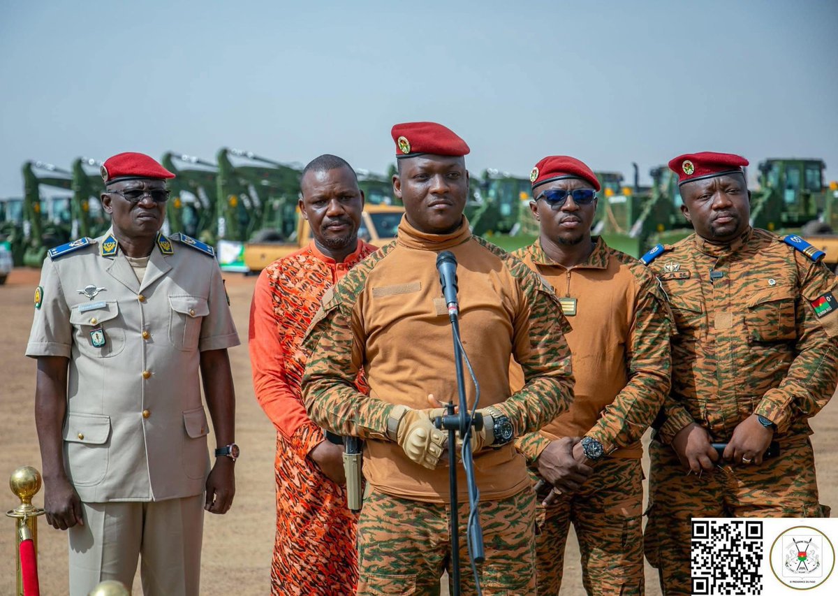 AfricanHub_'s tweet image. Captain Ibrahim Traoré has acquired over 1,000 motor graders and various other vehicles to support road construction efforts across Burkina Faso.

Yesterday, he officially handed the equipment over to the teams responsible for developing and maintaining the nation’s road…