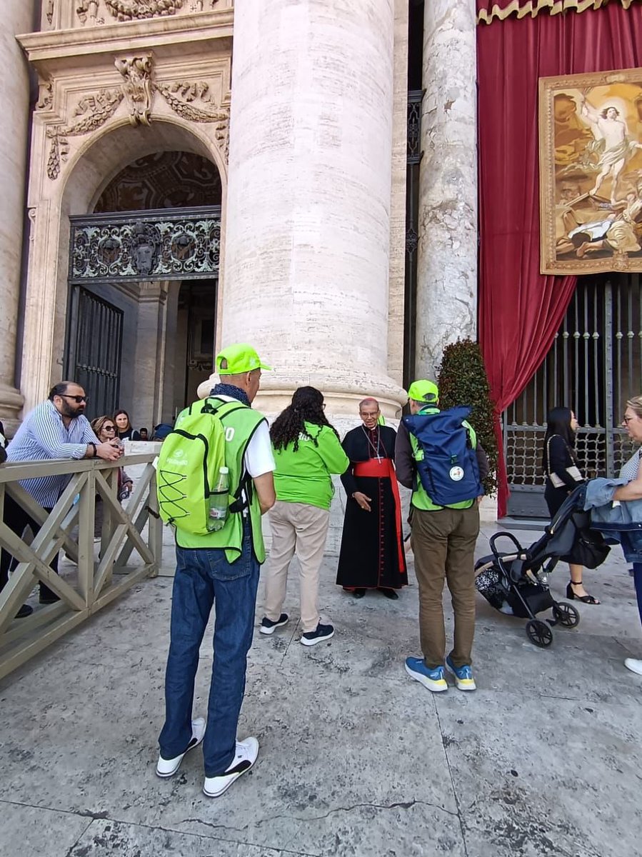 RadioYSAX800AM's tweet photo. Al salir de la Basílica de San Pedro, ya en el atrio de la Plaza donde será la Misa de Cuerpo presente de Papa Francisco. Cardenal Rosa Chávez saluda y bendice a los peregrinos de todo el mundo llegados para el Júbile de la Esperanza pero también para despedirse del Papa. https://t.co/TVZWC8LOrO