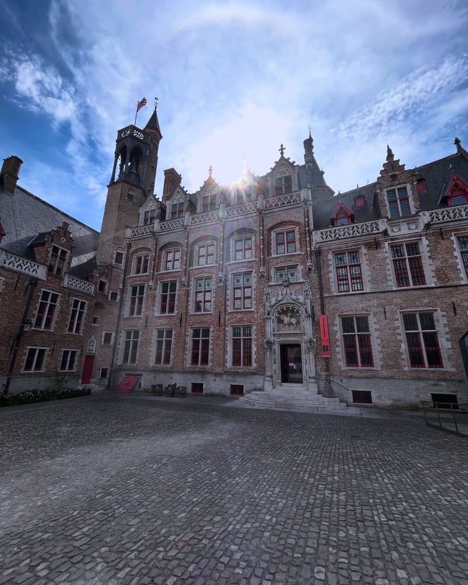 Greetings from the Gruuthuse Palace inner courtyard! Have you ever visited the majestic Gruuthuse Palace? What did you like most about it? 😀 

📸: instagram.com/christyk82/