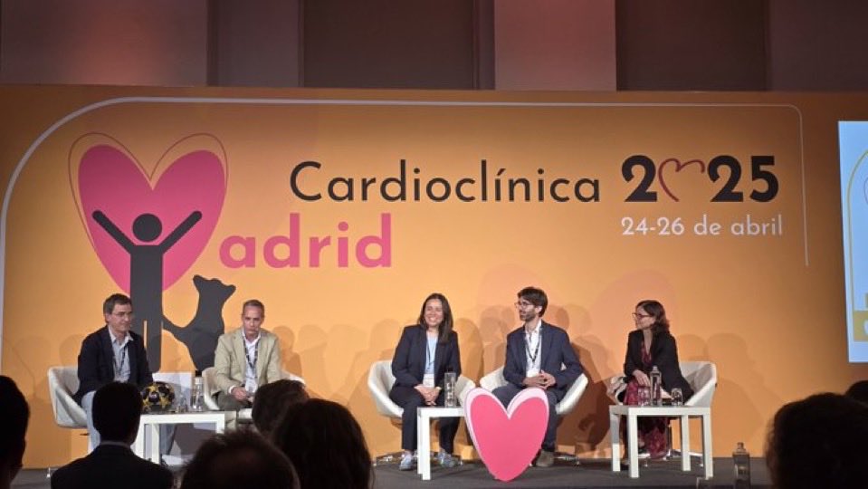 Asociación Cardiología Clínica SEC (@clinica_sec) on Twitter photo Seguimos en #CardioClinica25😅‼️
La tertulia post-partido ⚽️ Conversaciones entre el cardiólogo clínico y el cardiólogo intervencionista
Presentan <a href="/rfreixap/">Román Freixa Pamias</a> & <a href="/JTLLERGO/">Javier Torres</a>
📸<a href="/rc_merche/">MercheRC</a> Seguimos en #CardioClinica25😅‼️
La tertulia post-partido ⚽️ Conversaciones entre el cardiólogo clínico y el cardiólogo intervencionista
Presentan <a href="/rfreixap/">Román Freixa Pamias</a> & <a href="/JTLLERGO/">Javier Torres</a>
📸<a href="/rc_merche/">MercheRC</a>
