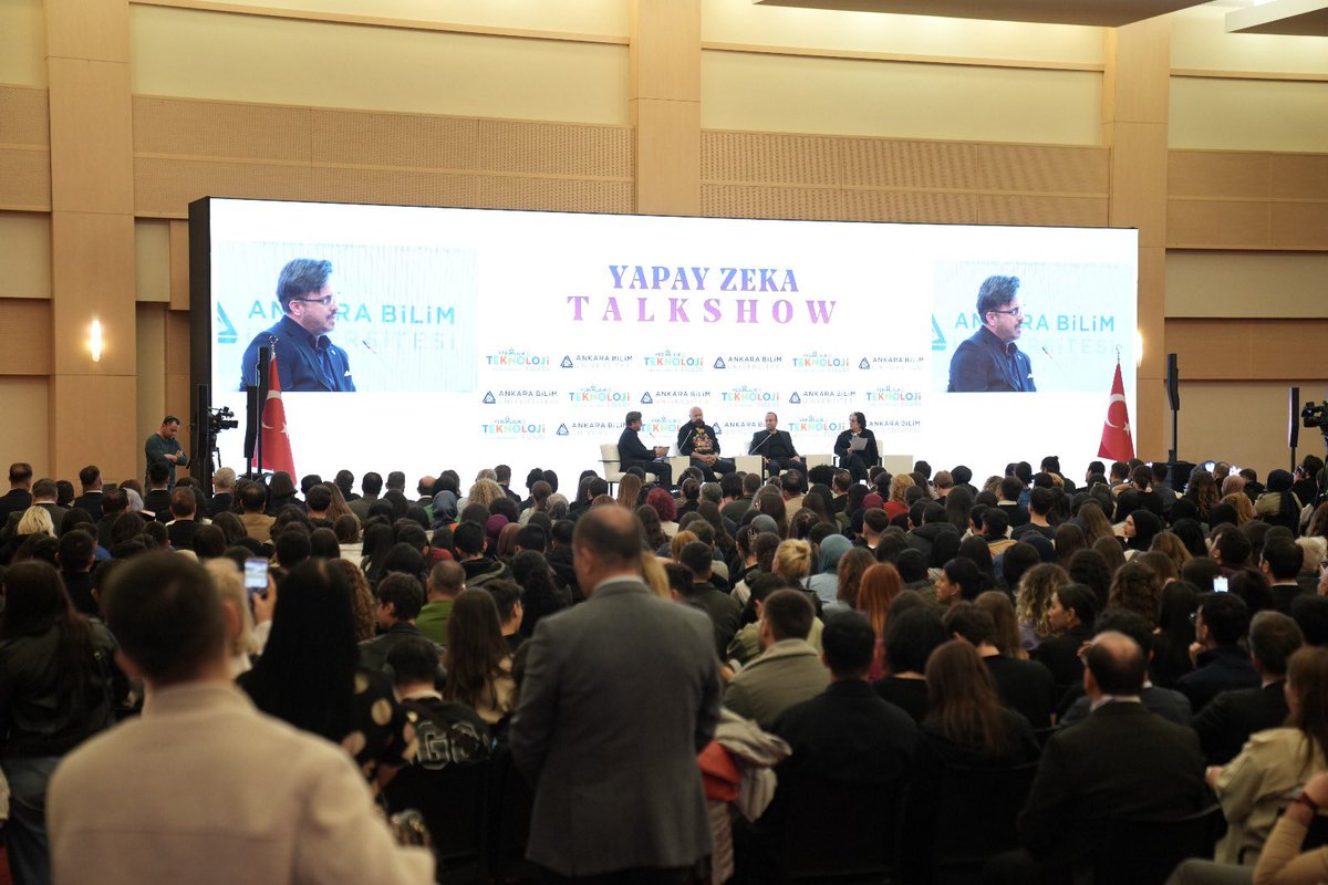 Katılımın oldukça yüksek olduğu, Okan Bayülgen moderatörlüğünde gerçekleşen “Yapay Zeka Talk Show” sona erdi.

İnnova Bilişim CEO'su Huzeyfe Yılmaz, Colendi Kurucu Ortak -CEO Bülent Tekmen ve Yapımcı-Yönetmen İsmail Fidan'ın bilgi birikimi ve deneyimlerini paylaştı.