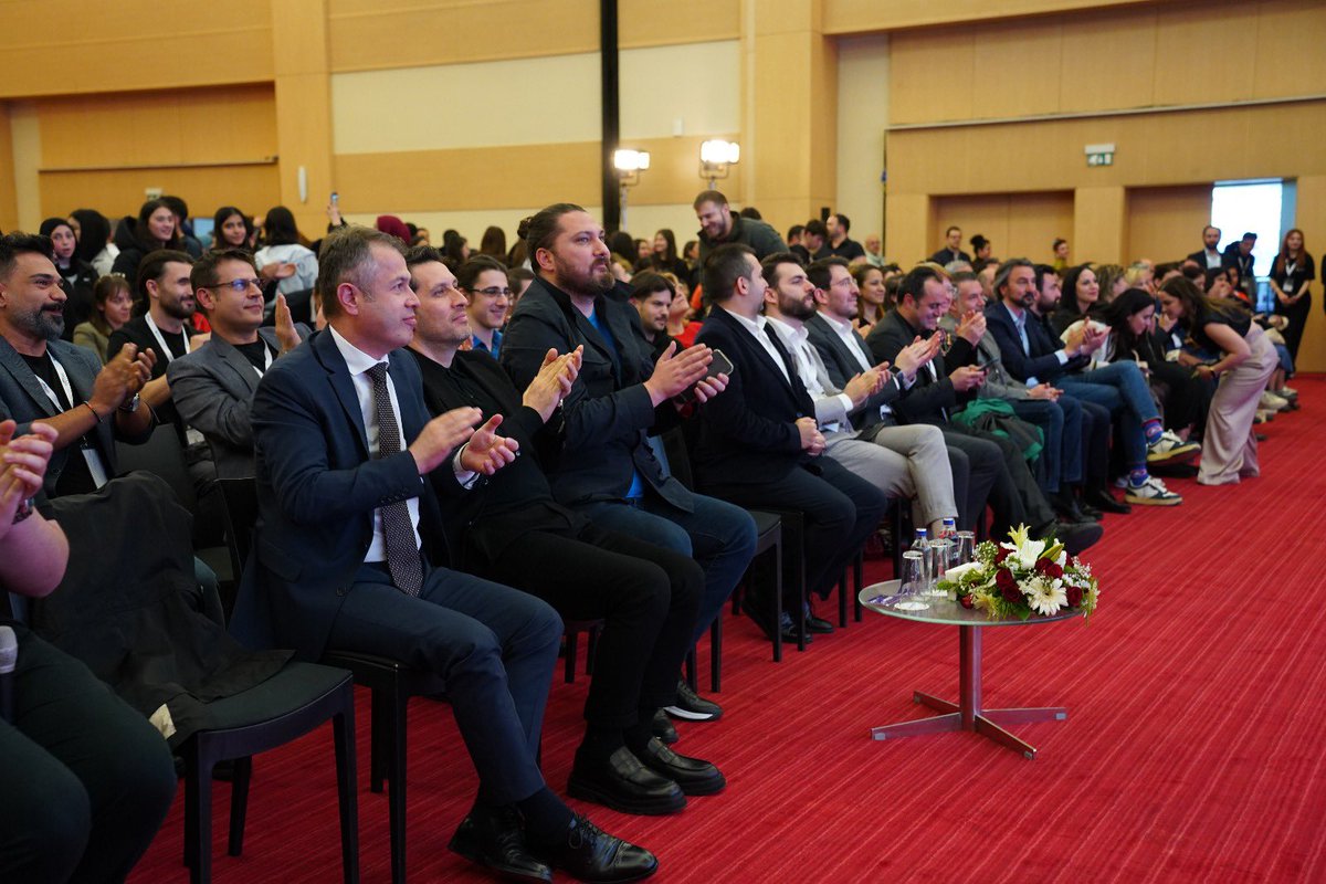 VeFuar's tweet image. Katılımın oldukça yüksek olduğu, Okan Bayülgen moderatörlüğünde gerçekleşen “Yapay Zeka Talk Show” sona erdi.

İnnova Bilişim CEO'su Huzeyfe Yılmaz, Colendi Kurucu Ortak -CEO Bülent Tekmen ve Yapımcı-Yönetmen İsmail Fidan'ın bilgi birikimi ve deneyimlerini paylaştı.