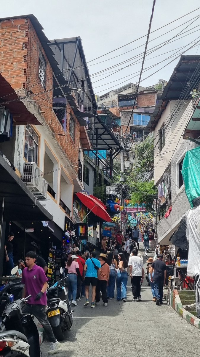 ArjandeJonge299's tweet photo. Tocht door communa13 in Medellin , ooit heel berucht, een ietsiepietsie toeristisch😎maar wel erg leuk #medellin #communa13 https://t.co/hzSyswsTkh