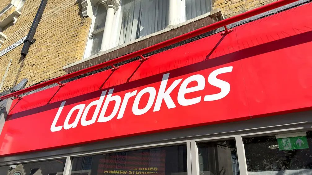 BREAKING: Following discussion with the Irish Horseracing Regulatory Board, Ladbrokes have agreed to settle Dylan Phelan's €30 each-way double on Diamond Nora and Rocky's Diamond