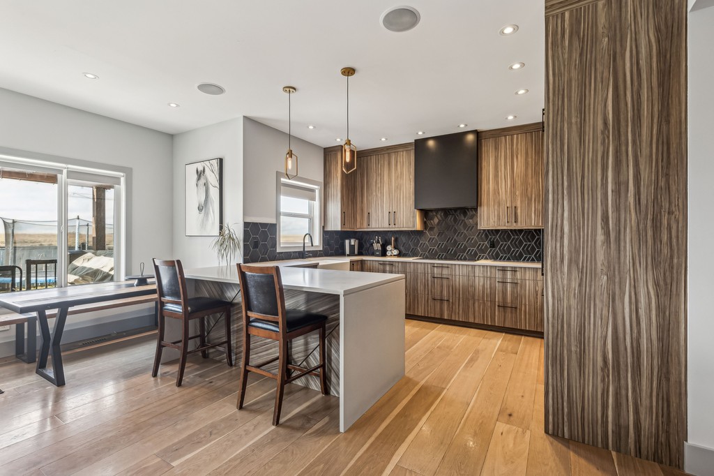SonaVisual's tweet photo. ✨ Cozy Elegance ✨⁠
⁠
There’s so much to love about this warm and inviting property we recently shot and edited! 🏡📸⁠
⁠
😍 We’re loving the stylish kitchen setup, those gorgeous cabinets, the eye-catching backsplash, and the perfect living room accent wall!⁠ https://t.co/L0R4c7SMXM